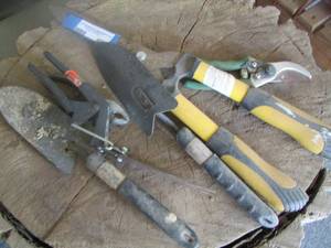 lot 409 image: garden tools