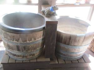 lot 14 image: Barrel manmade water fountain unknown how to use or if it is all working