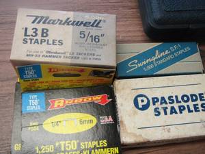 lot 493 image: staple and staple gun lot