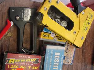 lot 499 image: staples and gun