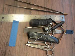 lot 536 image: small flahs light- knive - scissors - file and more