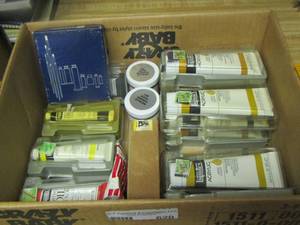 lot 620 image: small tubes of acrylic paints new and used