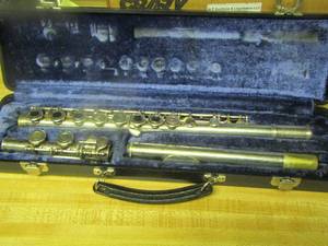 lot 644 image: Flute in case Arthur usa 150