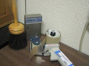lot 651 image: tape dispendser, wooden handled brush, small amfm radio