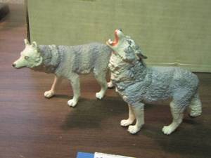 lot 688 image: qty 2 wolf figurines
