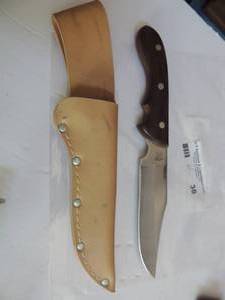 lot 38 image: Maxam - japan special 420 stainless hunting knife - 5 12 blade