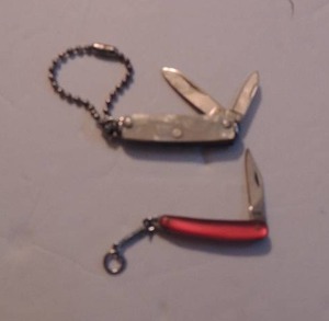 lot 543 image: 2 pan knifes on chains red, 1 blade lark pearz - 2 blades 11 14 blade usa
