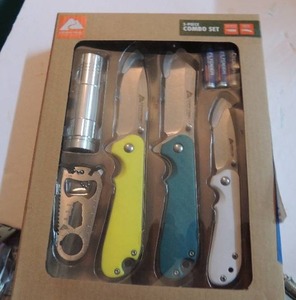 lot 40 image: Ozark trail - 5pc combo - 7 12 knife x 2, 5 12 knife x1 , multi function tool flashlight
