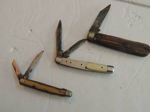 lot 822 image: 3 knives - w damage jabre - 2 blades 2 14  1 34- unk. 1 blade 2 14 - 2 blade 1 34  1 14