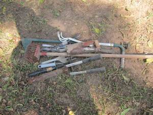 lot 1552 image: garden tool lot
