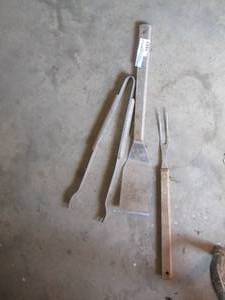 lot 1557 image: BBQ utensils