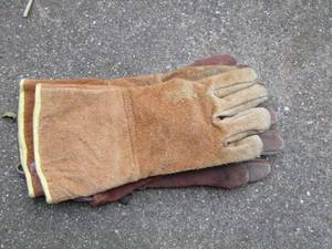 lot 1781 image: welding gloves