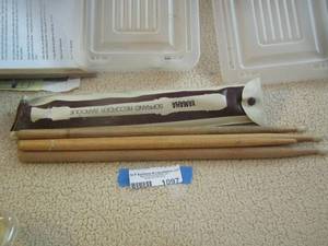 lot 1097 image: Yamaha fluit and various drum sticks