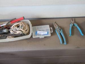lot 1155 image: small lot of gardening tools  rope