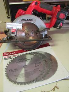 lot 1168 image: Skilsaw with 3 new blades like new condition