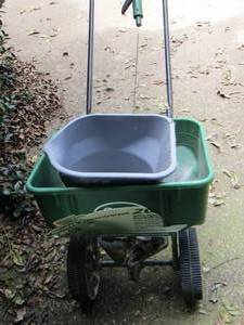 lot 1180 image: Scotts seed spreader and grey bucket