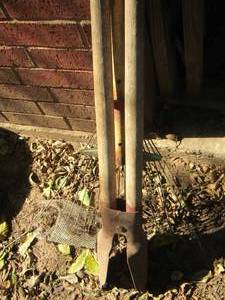 lot 1221 image: post whole digger- small yard rake