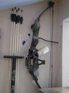 lot 1396 image: camouflage bow n arrow very nice in great condition