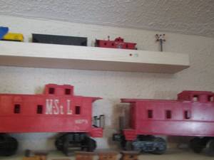 lot 1383 image: qty 4 model train cabooses 2 red 1 black