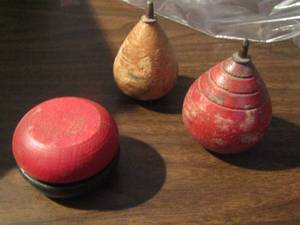 lot 1416 image: 2 VINTAGE WOOD TOPS  & WOOD YO-YO