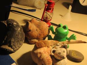 lot 1378 image: small red lantern, frog dcor, bird dcor and more