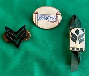 lot 1922 image: 3 pins- Sgt. Stripe,  BRIT, 1987 FW Pioneer Days