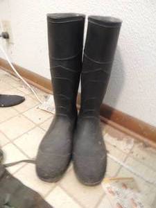 lot 1032 image: RUBBER BOOTS  SIZE 12
