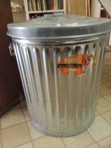 lot 1038 image: TRASH CAN WITH LID