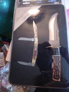 lot 1082 image: uncle henry limited edition gift set 2018 - Schrade fixed blade - 4 12 blade 8 long - 3 blade pocket knife - 2 12, 2, 1 12 - 3 14 closed new in tin
