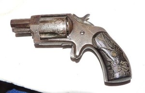 lot 1996 image: Defender 32 cal  5 shot octagonal barrel 1 12,    eagle on grips ,  5 14 TL    Spur trigger    no Serial number