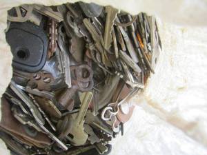 lot 1662 image: bag of various keys over 100 keys