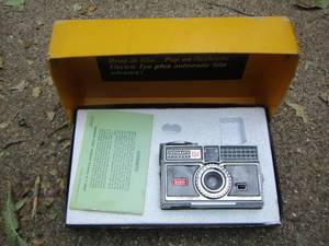 lot 1669 image: Kodak instamatic camera