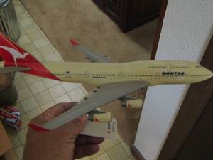 lot 1877 image: Qantas model airplane