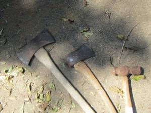 lot 1926 image: qty 2 axes and 1 hammer