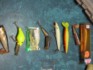 lot 1983 image: qty 10 fishing lures