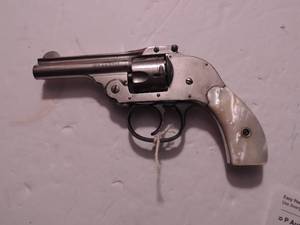 lot 1531 image: Harrington & Richardson Arms Co. 32 top break revolver with Pearl grips 265987