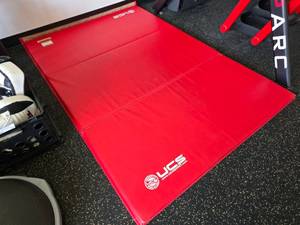lot 26 image: UCS 271 Series Red Folding Mat, Measures 4 x 6