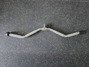 lot 29 image: Gympak 32 Curl Bar w Revolving Hanger