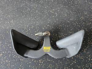 lot 32 image: MAG Close Grip Supinate CS003 Bar