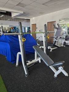 lot 117 image: Matrix Magnum Series Breaker Olympic Incline Bench w Pivoting Uprights & Spotter Platform.  Includes American20KG  Bar (Bar Alone Costs $580)
