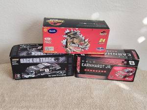 lot 28 image: Selection of Nascar Diecast 124 cars - Earnhardt Jr. & Gordon