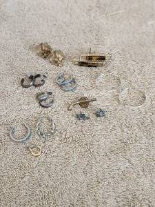 lot 112 image: Selection of vintage and newer jewelry and cufflinks