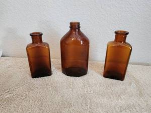 lot 62 image: Selection of 3 vintage brown bottles (medicine bottles)