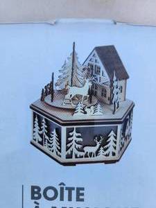 lot 130 image: Winterland Music Box