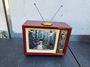 lot 132 image: Glitzman 7.5 lighted TV with Snowman water globe