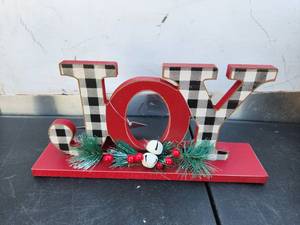 lot 136 image: Glitzhome - wooden plaid JOY Christmas table decor.