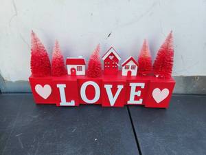 lot 138 image: Glitzhome - 14 Valentines wooden house-brush trees Love table decor