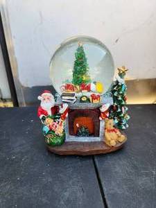 lot 152 image: Christmas themed snow globe