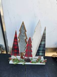 lot 153 image: Glitzhome - 14 wooden Christmas tree table deecor.