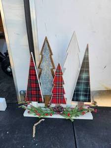 lot 157 image: Glitzhome - Wooden Christmas tree table decor.